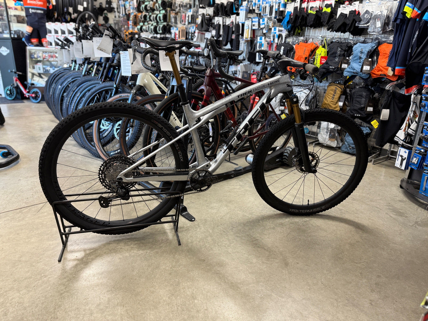 2024 TREK SUPERCALIBER 9.9 XTR Gen 2 M/L Frame 29" Wheels 1x12 Speed Argent Drizzle