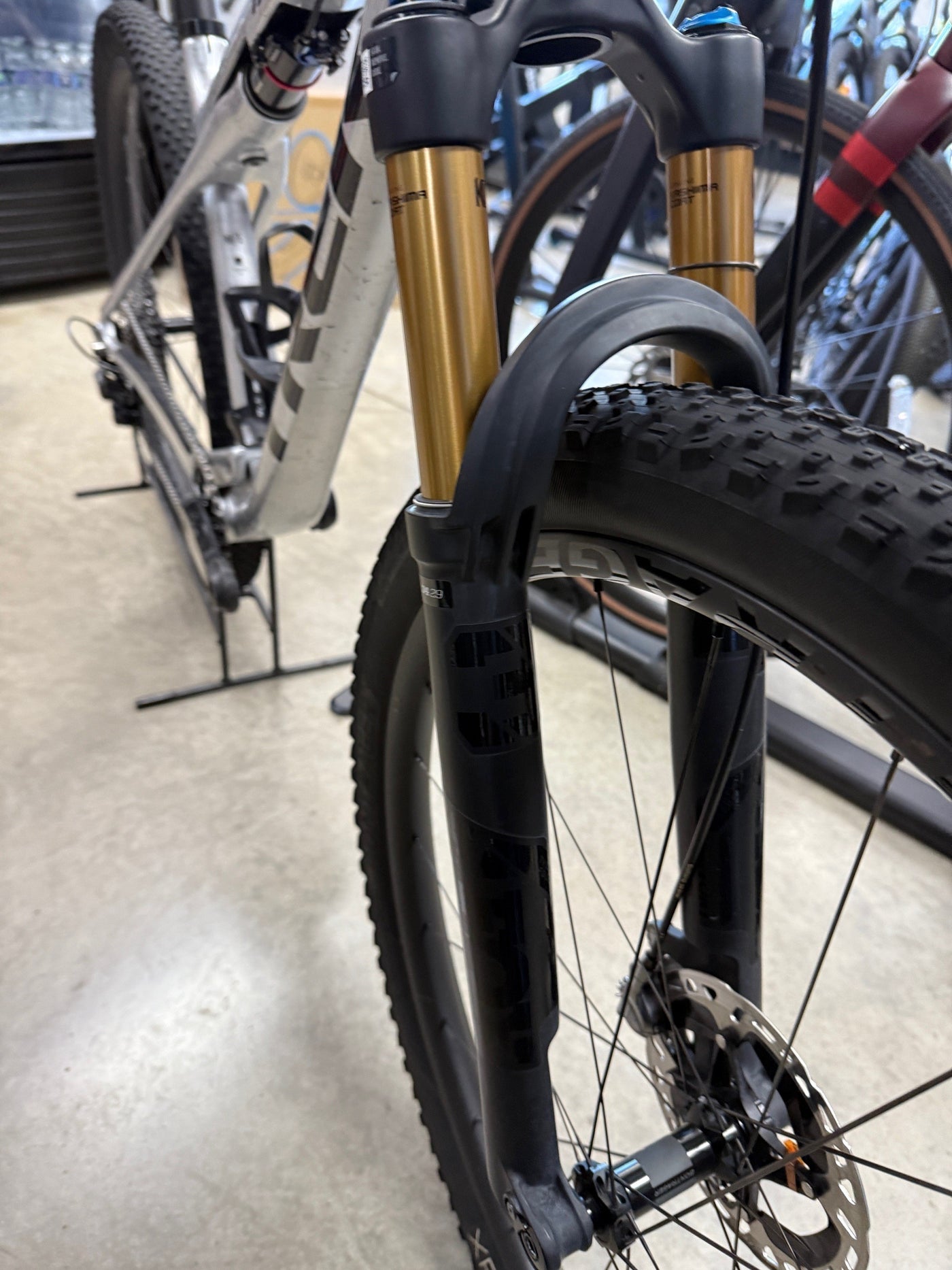 2024 TREK SUPERCALIBER 9.9 XTR Gen 2 M/L Frame 29" Wheels 1x12 Speed Argent Drizzle