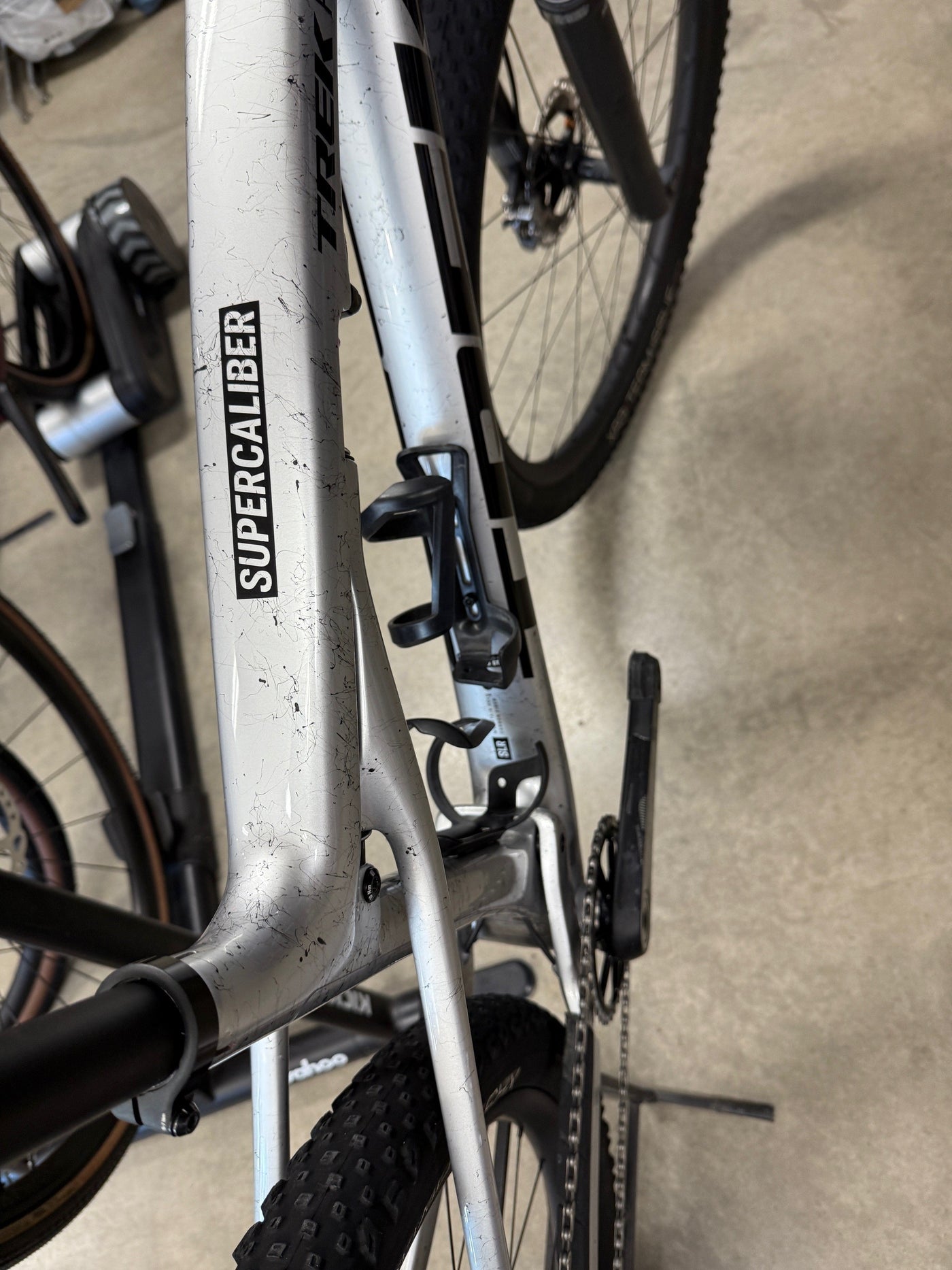 2024 TREK SUPERCALIBER 9.9 XTR Gen 2 M/L Frame 29" Wheels 1x12 Speed Argent Drizzle