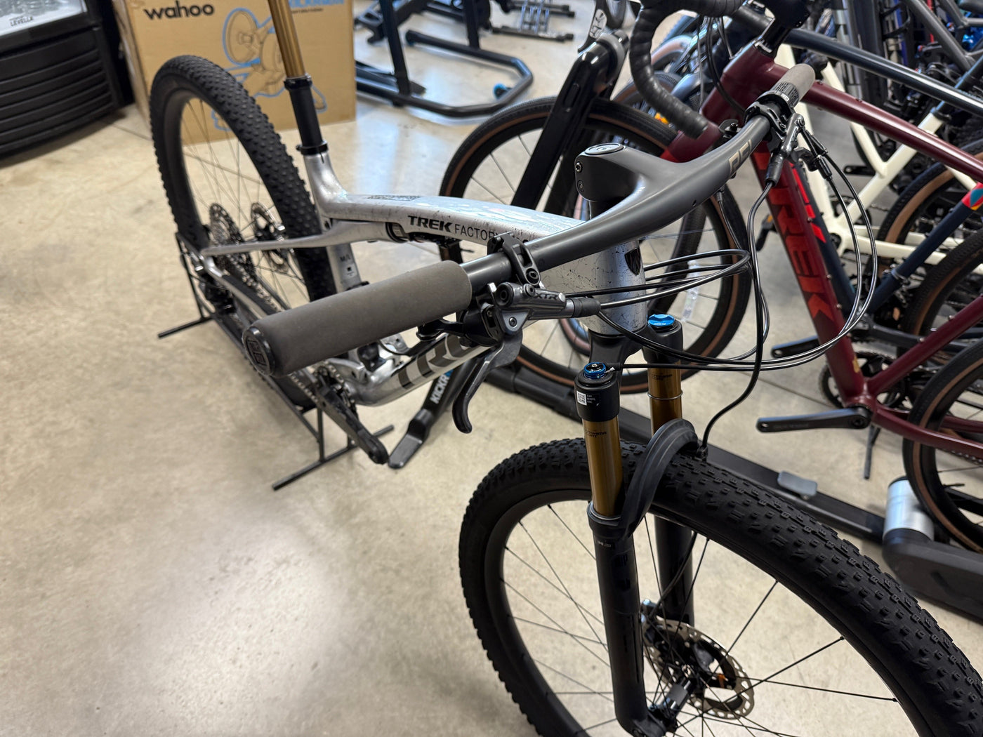 2024 TREK SUPERCALIBER 9.9 XTR Gen 2 M/L Frame 29" Wheels 1x12 Speed Argent Drizzle