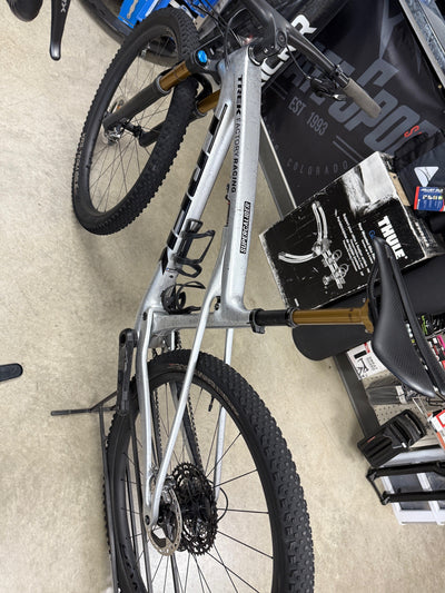 2024 TREK SUPERCALIBER 9.9 XTR Gen 2 M/L Frame 29" Wheels 1x12 Speed Argent Drizzle