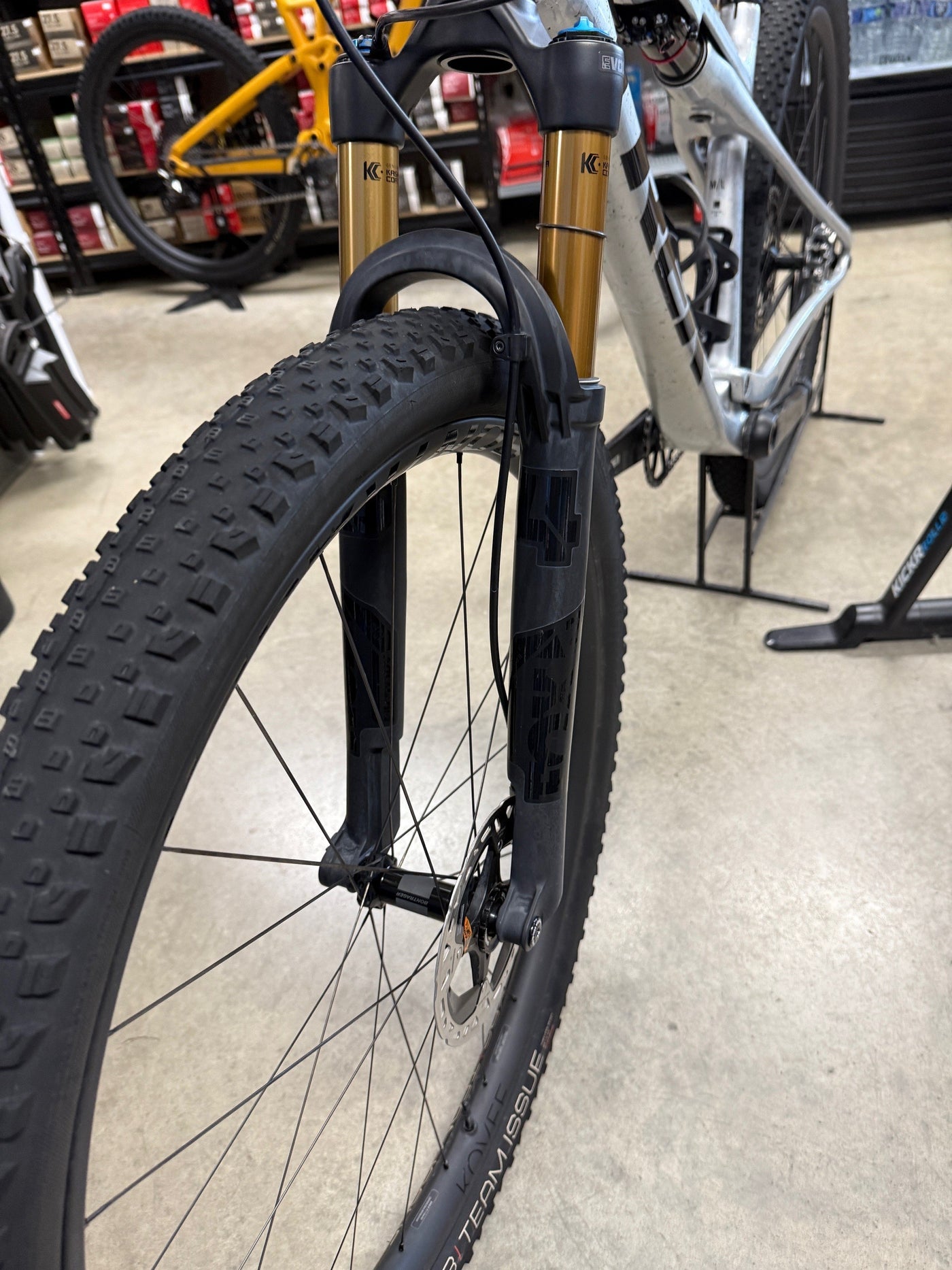 2024 TREK SUPERCALIBER 9.9 XTR Gen 2 M/L Frame 29" Wheels 1x12 Speed Argent Drizzle