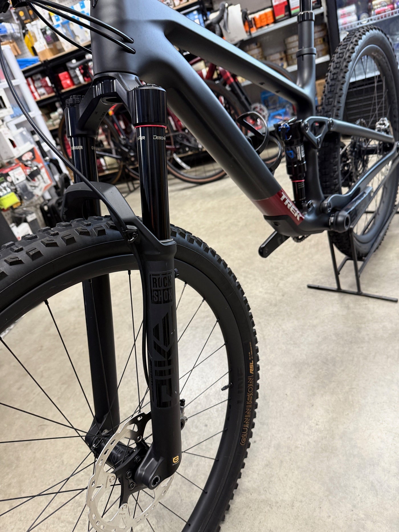2025 TREK TOP FUEL 9.9 XTR  Gen 4  M/L Frame 29" Wheels 1x12 Speed Matte Black